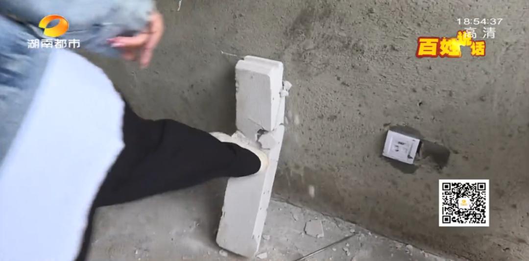 DƬ